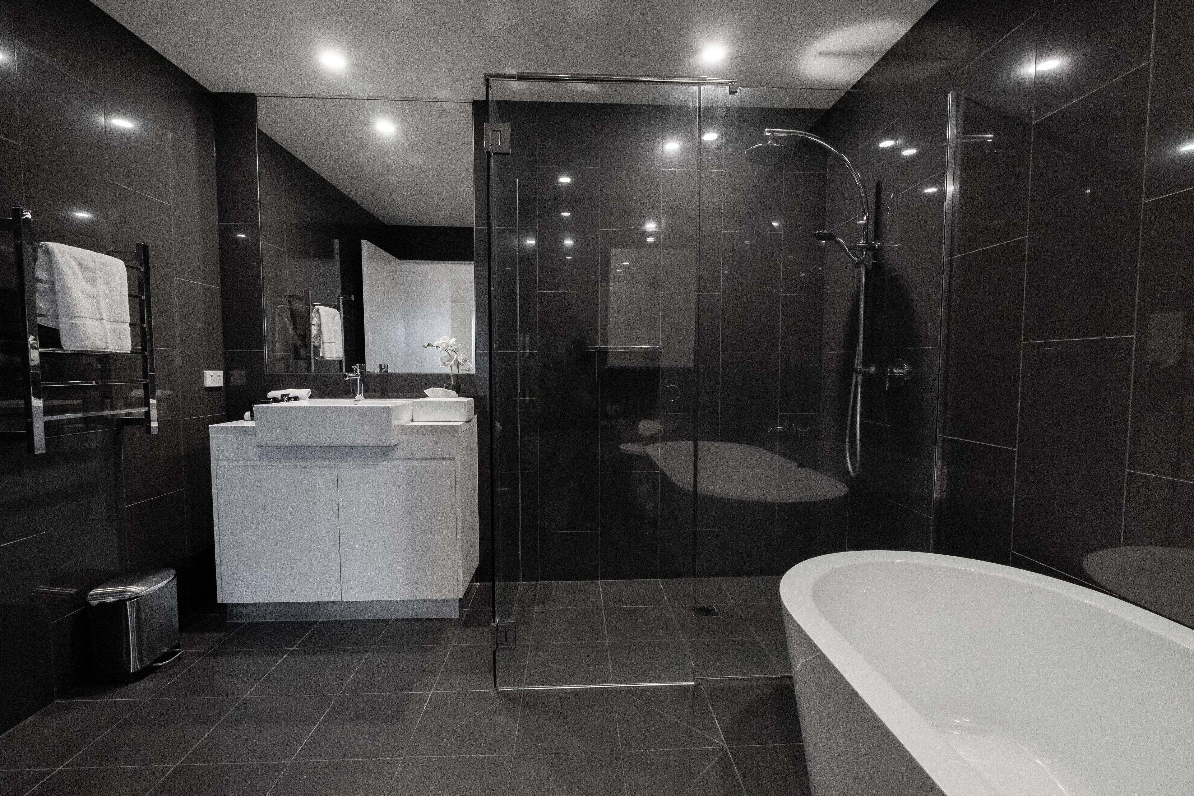 Badewanne und Dusche (separat), Seife, Shampoo, Toilettenpapier