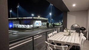 Un espace de restauration en plein air avec vue sur un stade.
