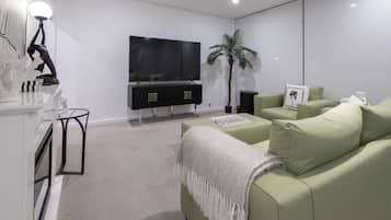 Apartament, 4 dormitoris | Sala d'estar | Televisor intel·ligent i llar de foc