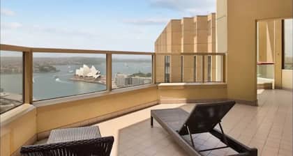 Spectacular Apartment with Harbour Bridge Views!