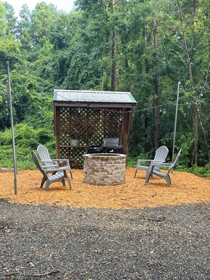 Property grounds - Cozy cabin with 1 bedroom and WiFi, AC in beautiful Brewton, Alabama  (Brewton)