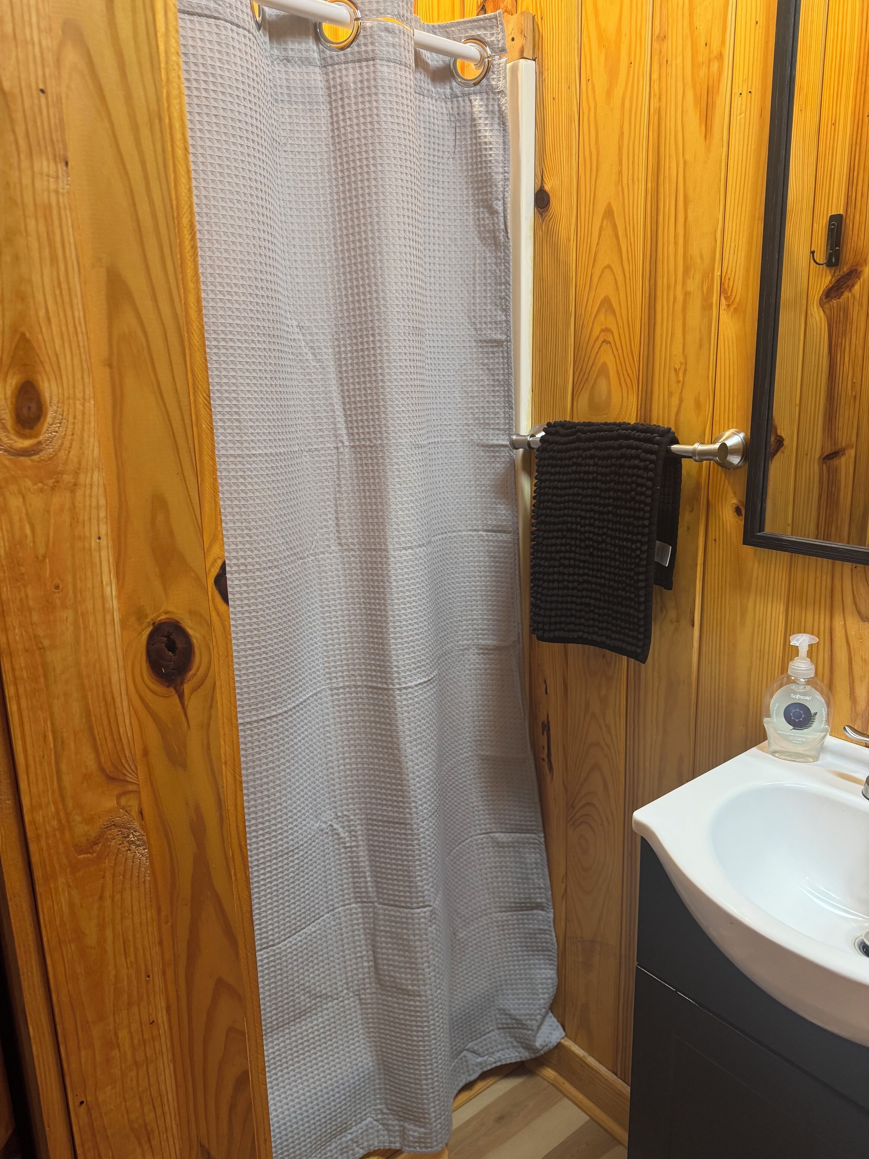 Een douche, een haardroger, handdoeken, toiletpapier