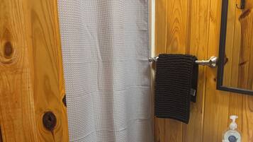 Een douche, een haardroger, handdoeken, toiletpapier