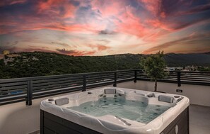 Outdoor spa tub - Gorgeous home in Novi Vinodolski (Novi Vinodolski)