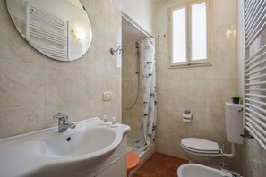 Shower, hair dryer, bidet, towels - Angelico's Urban Loft (Firenze)