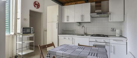 Geladeira, cooktop, lava-louças, cafeteira/chaleira