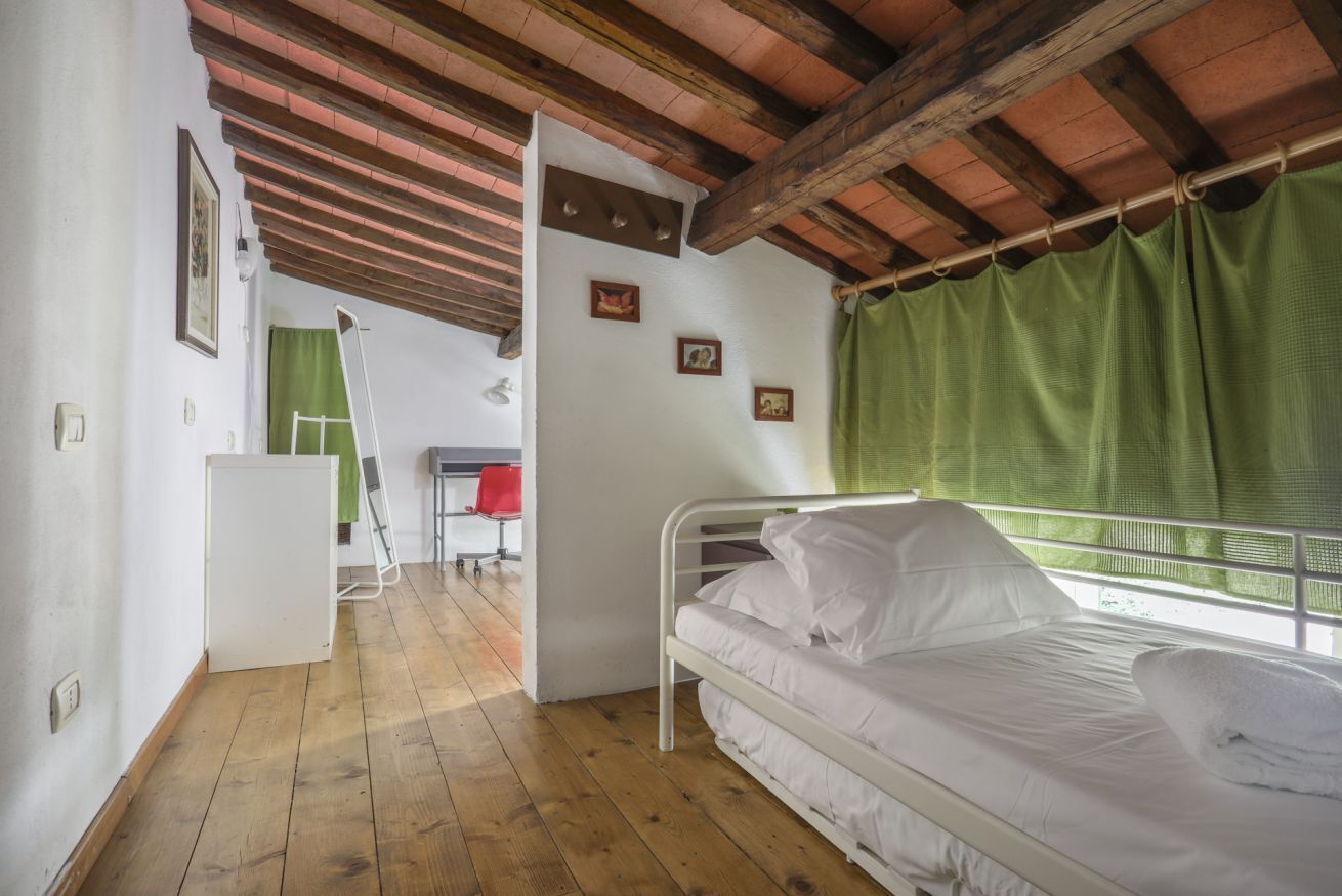 1 habitación, escritorio, tabla de planchar con plancha y wifi 