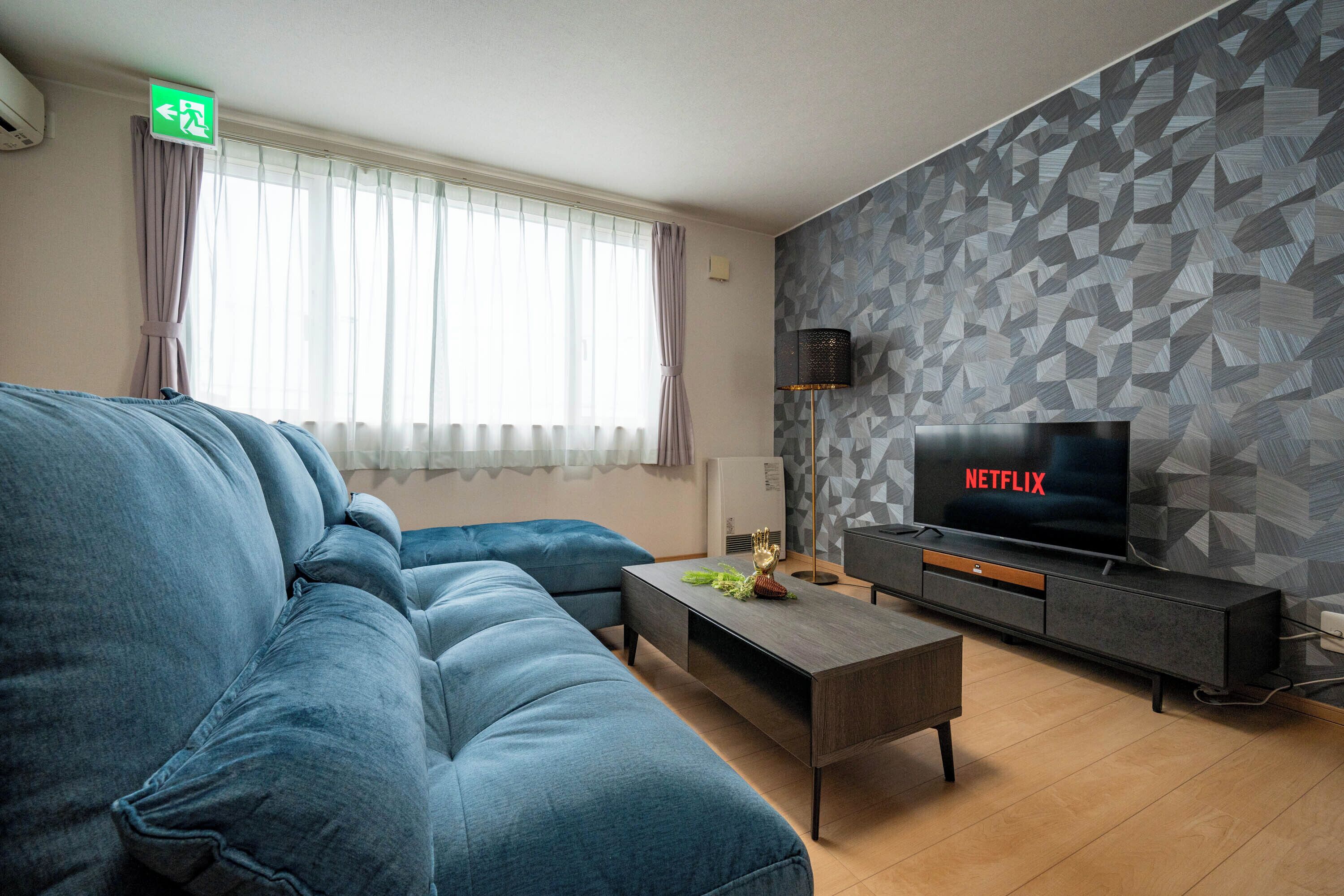 Una televisión de pantalla plana