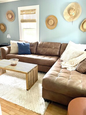 Een smart-tv en boeken