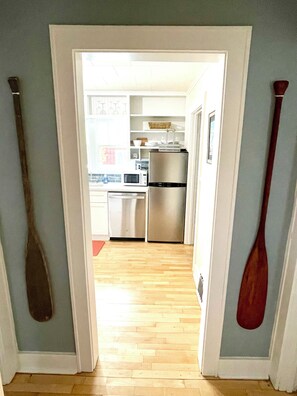 Een koelkast, een magnetron, een oven, een kookplaat