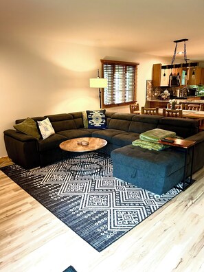 Smart TV, fireplace, books - NEW !!! COZY , RUSTIC 2-bedroom townhome Near STARVED ROCK !!! (North Utica)