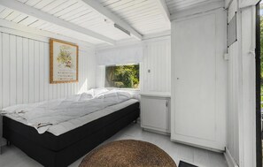 3 bedrooms, iron/ironing board, free WiFi, wheelchair access