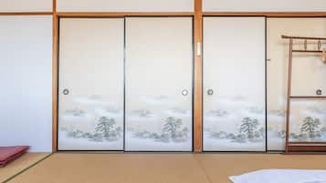 トラディショナル トリプルルーム 禁煙 共用バスルーム | WiFi (無料)