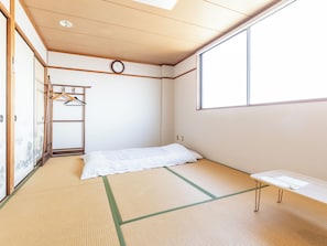 Traditional Triple Room, Non Smoking, Shared Bathroom