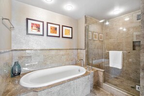 Een douche, een haardroger, handdoeken, zeep