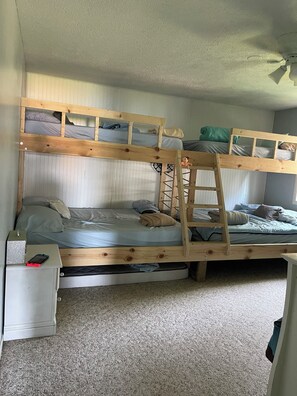2 habitaciones, tabla de planchar con plancha y ropa de cama 