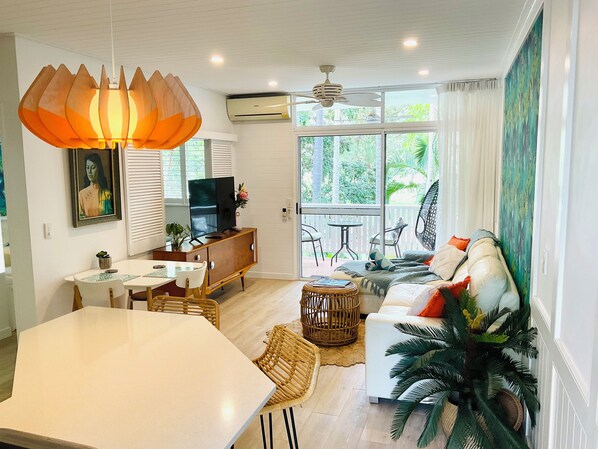 Smart-tv, bøger, stereoanlæg