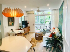 Smart TV, books, stereo - Port Douglas Retreat @ Coral Apartments (Port Douglas)