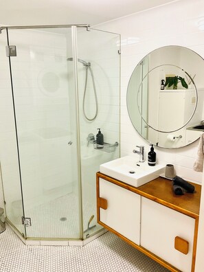 Bruser, hårtørrer, håndklæder, Sæbe