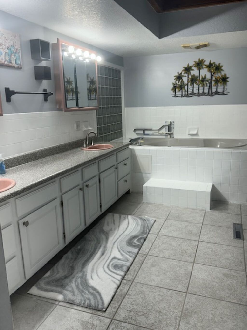 Ein modernes Badezimmer mit Waschtisch, Spüle und Badewanne.