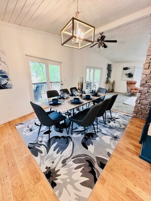 Dining - Lakefront Oasis Sunrise Beach with dock (Sunrise Beach)