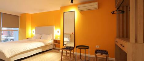 1 bedroom, desk, WiFi