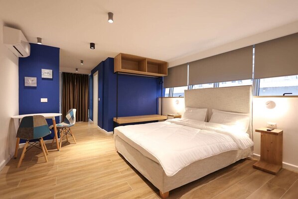 1 bedroom, desk, WiFi