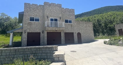 Mesa Cottage: 1 minute drive-Powder Horn Ski Resort
3 Queen size beds-Sleeps 6