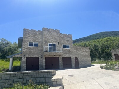 Mesa Cottage: 1 minute drive-Powder Horn Ski Resort
3 Queen size beds-Sleeps 6