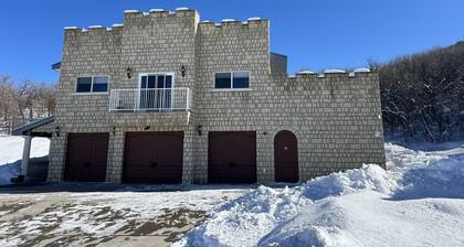 Mesa Cottage: 1 minute drive-Powder Horn Ski Resort
3 Queen size beds-Sleeps 6