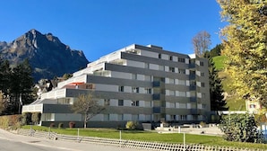 A multi-story hotel with a modern design, featuring balconies and a view of a mountain. - Sunnmatt West Wohnung 933 Appartement/Fewo 5-Bettwohnung by Interhome (Engelberg)