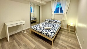 3 室のベッドルーム、デスク、WiFi (無料)、ベッドシーツ