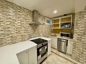 Kjøleskap, mikrobølgeovn, ovn og kokeplater