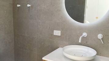 Ducha, toallas, jabón y champú