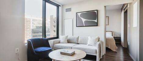 Una televisión, un reproductor estéreo