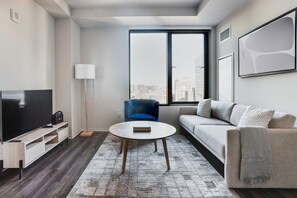 Een televisie en een stereo