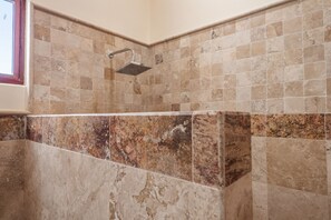 Sèche-cheveux, serviettes fournies