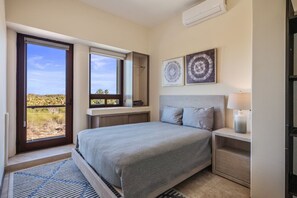 9 Schlafzimmer, Schreibtisch, Bügeleisen/Bügelbrett, Reisekinderbett