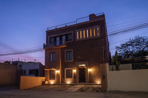 Tormenta Suites Entire Building 9BR Large Groups