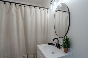 Sèche-cheveux, serviettes fournies, savon, shampoing