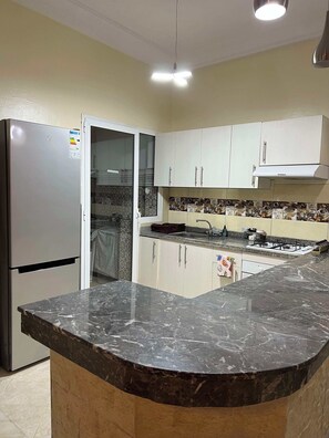 Private kitchen - Cute Appartment&Pool in Tangier IbnBatouta NewCity near beautiful dunes beach (Tangier)