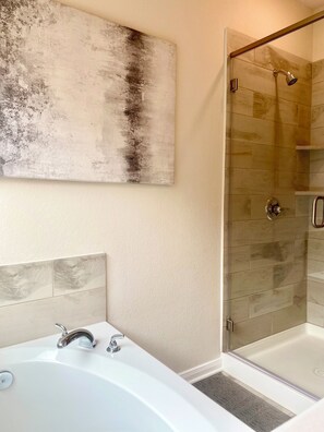 Jetted bath, hair dryer, towels, soap - New!! Howdy Haus 5 miles from Kyle Field! Cozy 4-bedroom house (Bryan)