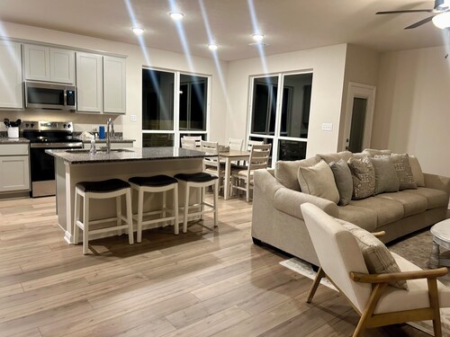 New!! Howdy Haus 5 miles from Kyle Field! Cozy 4-bedroom house