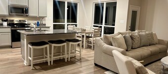 New!! Howdy Haus 5 miles from Kyle Field! Cozy 4-bedroom house