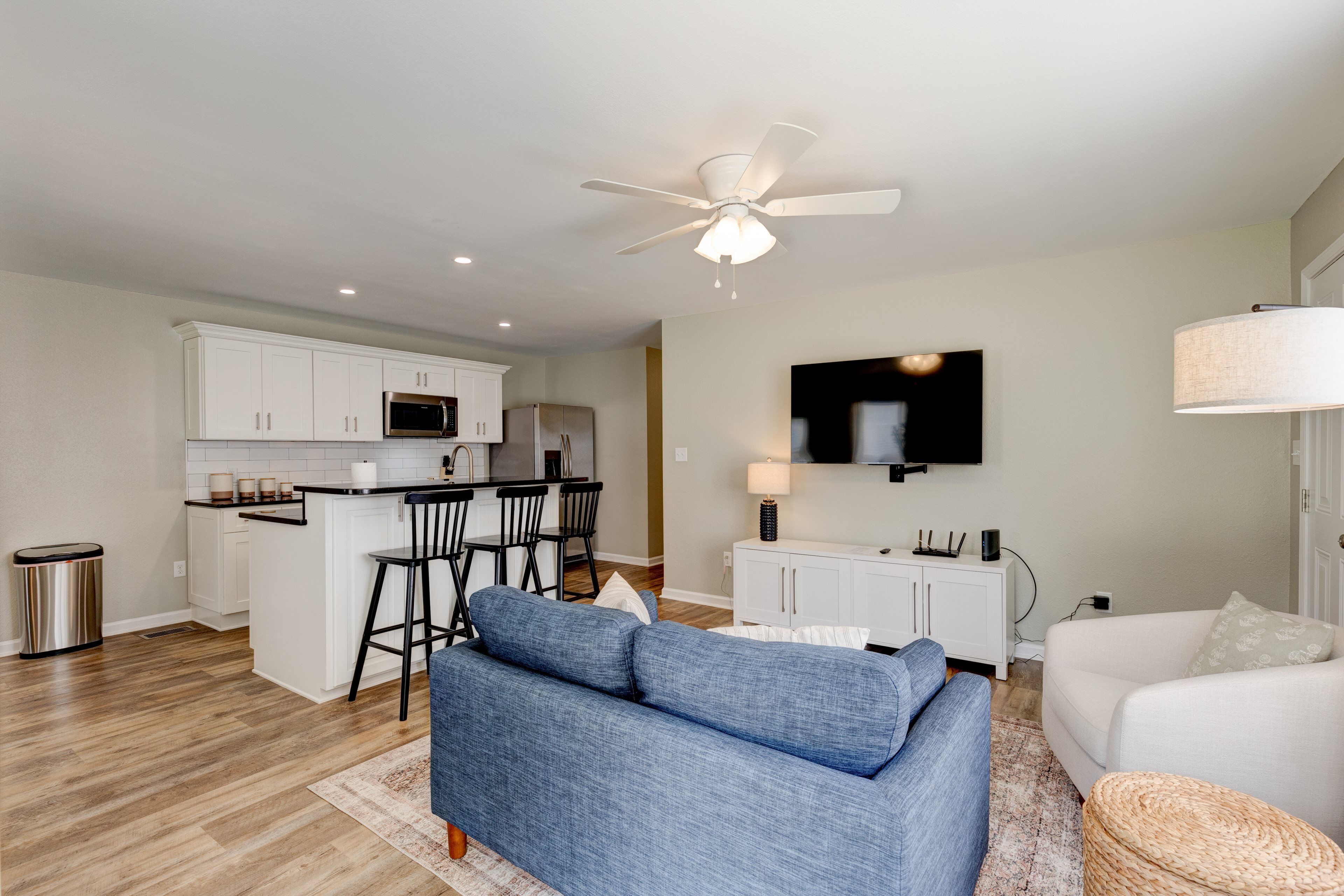 Fernseher, Kamin, Bücher