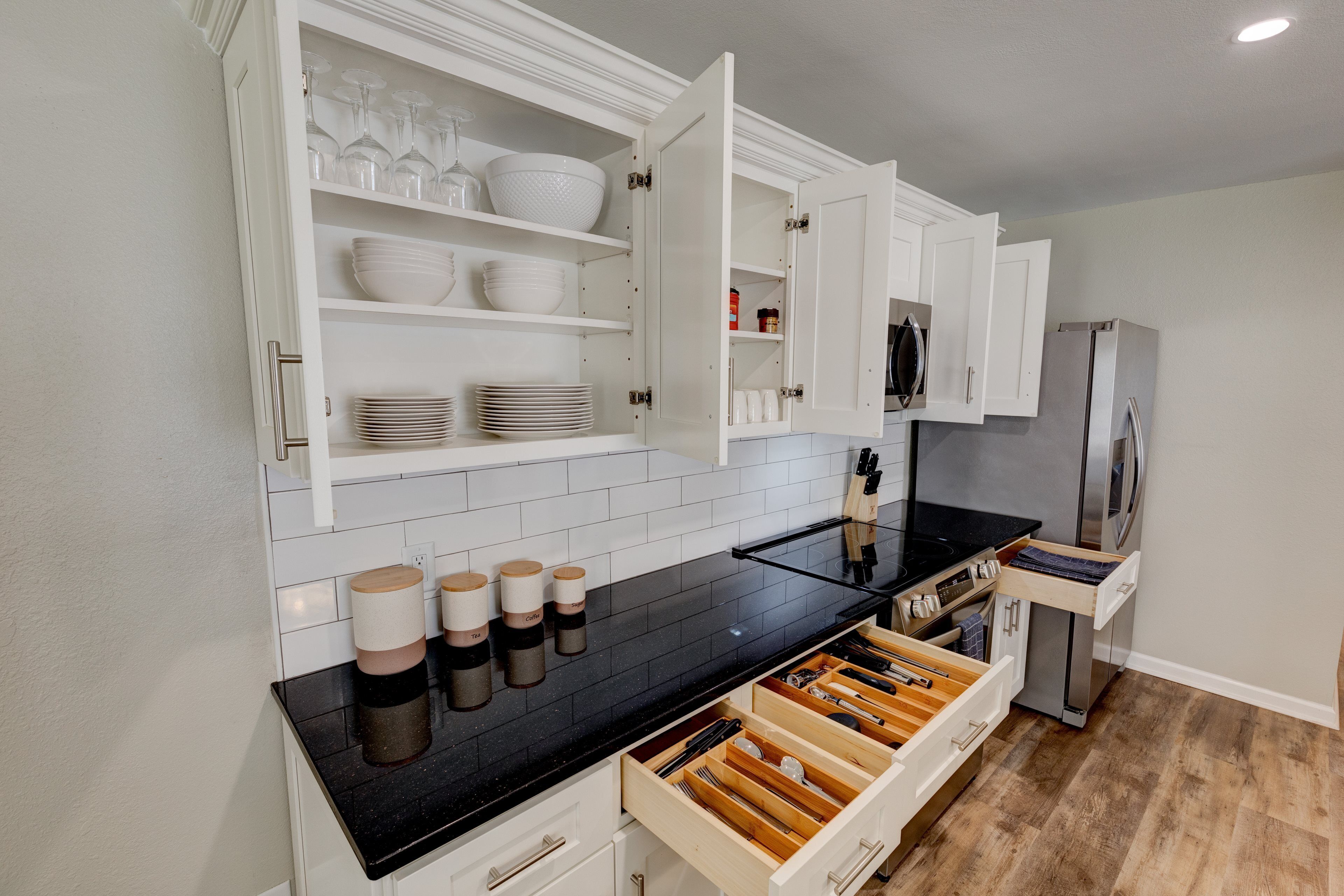 Kühlschrank, Mikrowelle, Ofen, Herdplatte