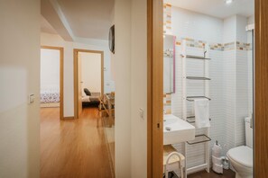 Ducha, secador de pelo y toallas