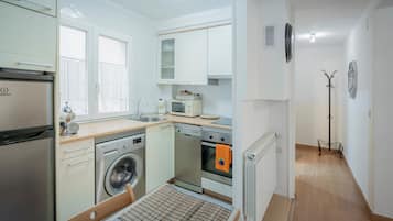 Een koelkast, een magnetron, een oven, een kookplaat