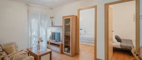 3 habitaciones, tabla de planchar con plancha y ropa de cama