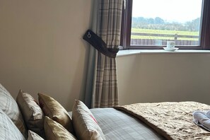 4 bedrooms, iron/ironing board, WiFi, bed sheets - wonderful 4 bedroom cottage sleeps 8 (Carlisle)
